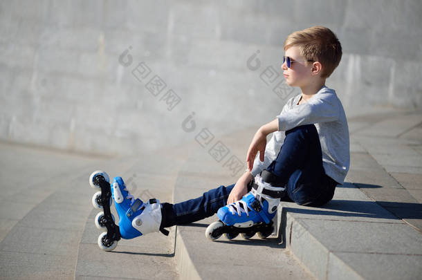 在户外<strong>滑板</strong>公园内的男孩与内排轮滑鞋的选址