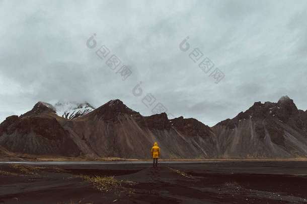 流浪探险家发现冰岛自然奇观。Stokksens Vestrahorn