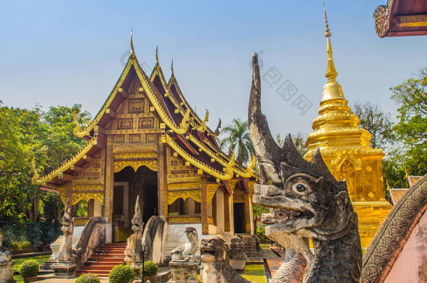 兰纳风格的佛教教堂在卧佛寺 (狮佛寺) 与蓝天<strong>背景</strong>。普拉·辛格寺是泰国清迈西侧的一座重要佛教寺院和寺庙