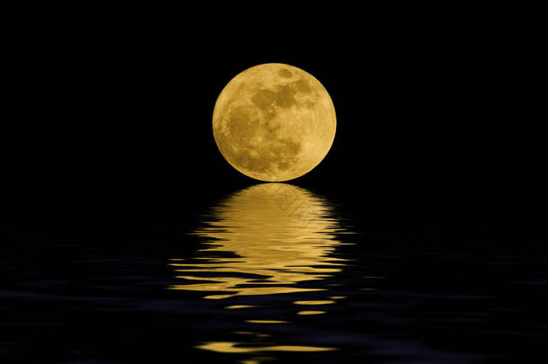 在水面上反射的超级月亮