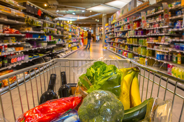 超市购物车装满健康食品产品