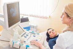 超声波检查妊娠。妇科医生用扫描仪检查胎儿的生命。考试.