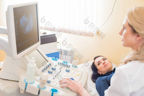 超声波检查妊娠。妇科医生用扫描仪检查胎儿的<strong>生命</strong>。考试.