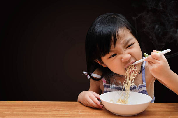 亚洲儿童女孩吃方便面