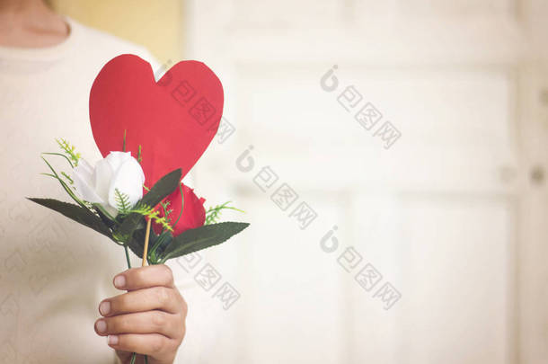 情人节女子手捧红纸心形鲜花