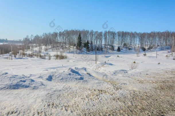 冬天森林附近的雪山