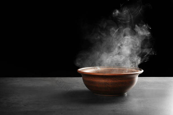 热液的陶瓷碗 