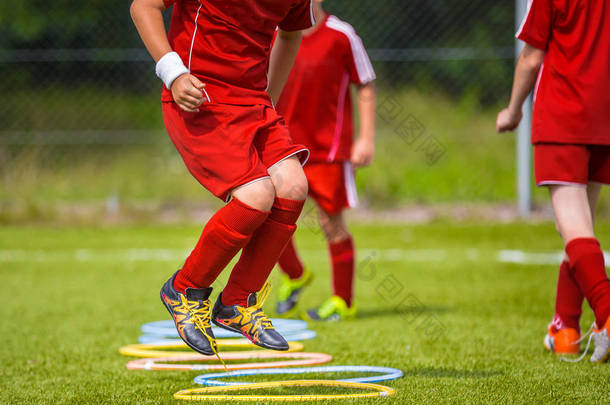 年轻的足球运动员在球场上练习。足球足球设备。动态跳跃式的足球训练