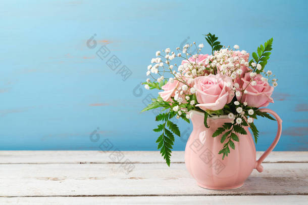 在粉红色的花瓶花束