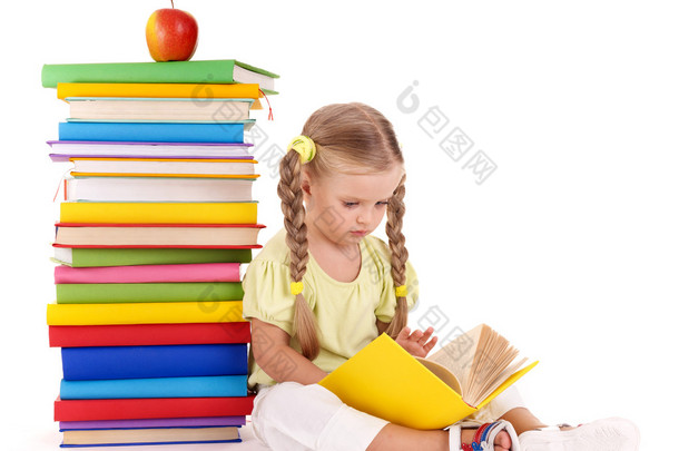 坐在书堆上的儿童.