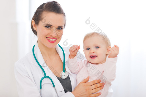 儿科医生微笑着的孩子的肖像