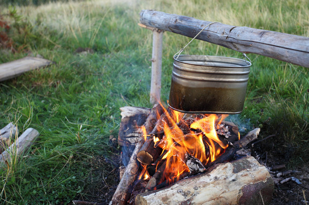 篝火和准备食物的水壶