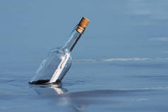 漂浮在海面上的瓶子里的信息