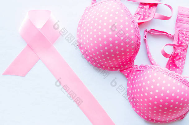 粉红色的丝带，在白色背景上的文胸