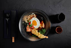 碗与美食日本汤鸡蛋, 面条和蘑菇的顶部视图
