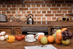 现代厨房的电炉和水壶