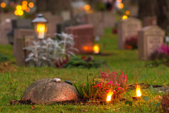 晚上的墓地