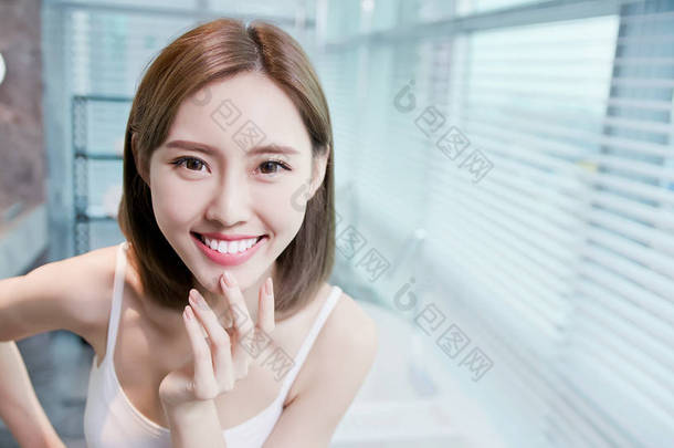 亚洲女孩与健康牙齿
