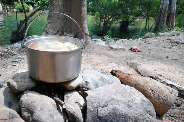 野营生活煮鸡汤