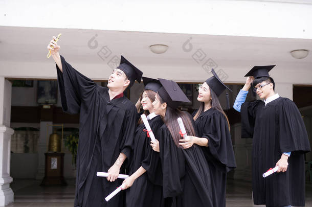 一群成功的同学一起祝贺, 一起扔在空中的<strong>毕业</strong>帽和庆祝。教育理念.