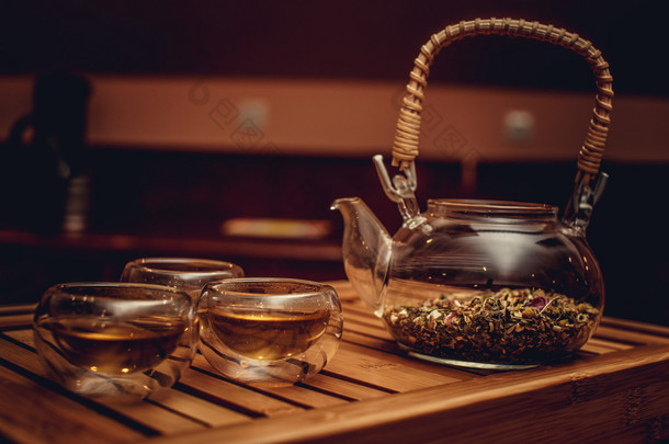 用草药玻璃中国茶壶