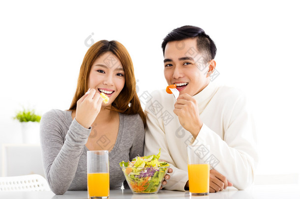 微笑对年轻情侣吃健康的食物