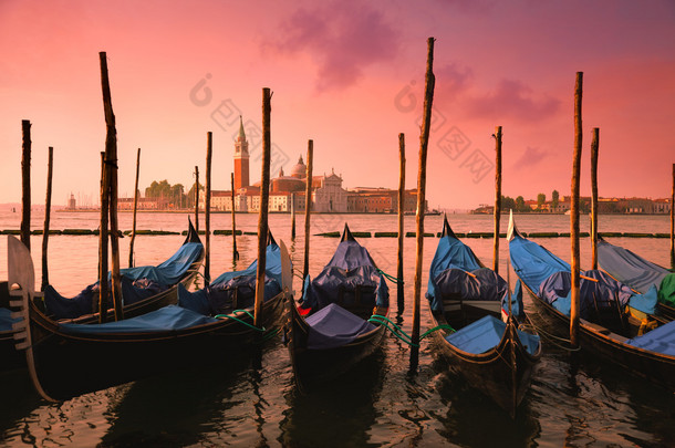 与著名的吊船在柔和的粉红色日出光，意大利的威尼斯