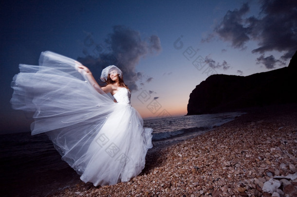 日落海滩上的新娘
