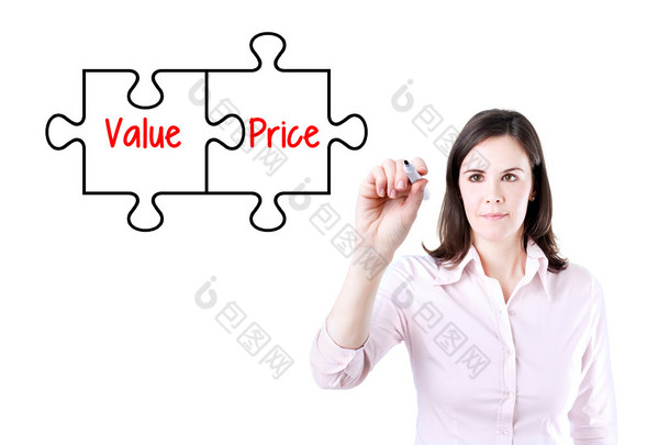 女商人在虚拟屏幕上绘制一个价值价格拼图概念.