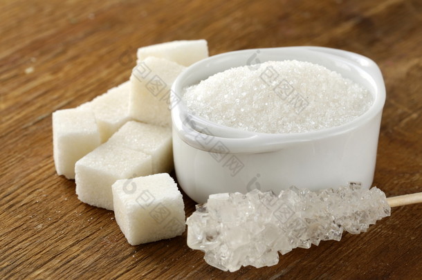 几种类型的白糖-精制的糖和砂糖