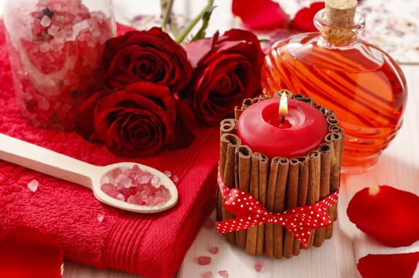 水疗中心集: 香味蜡烛、 海盐、 液体肥皂和浪漫的红