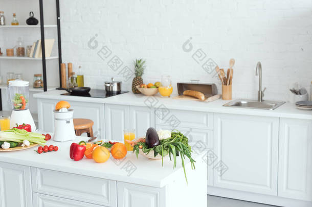 厨房柜台上有水果蔬菜的白色现代厨房内饰
