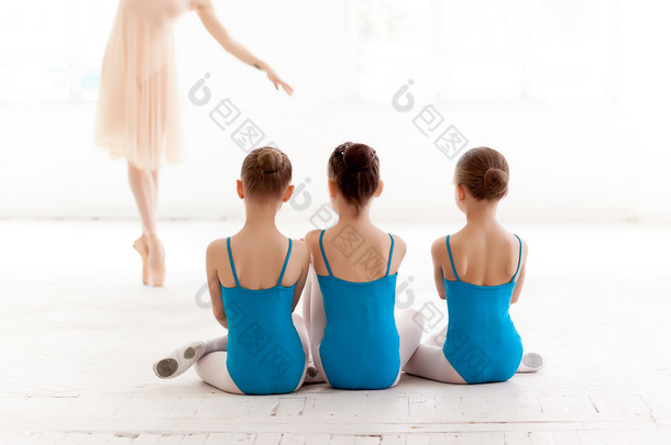 三个小芭蕾舞舞蹈与个人芭蕾舞教师在舞蹈工作室