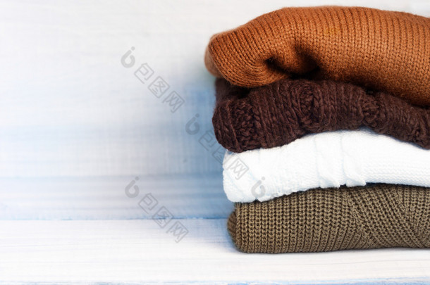木制的背景上桩针织的冬天秋天的衣服.