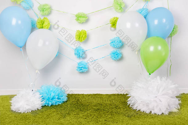第一次生日庆祝或文本与蓝色、 绿色和白色的纸花、 气球、 蓬松的地毯，在地板上没有人，copyspace 复活节假期节日<strong>背景</strong>装饰