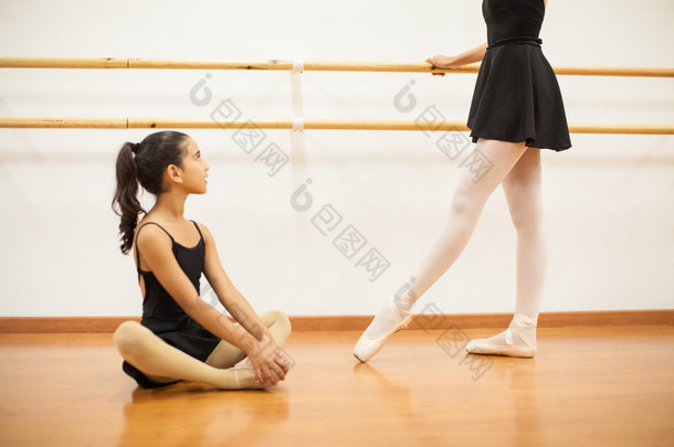  女孩望着她的舞蹈老师