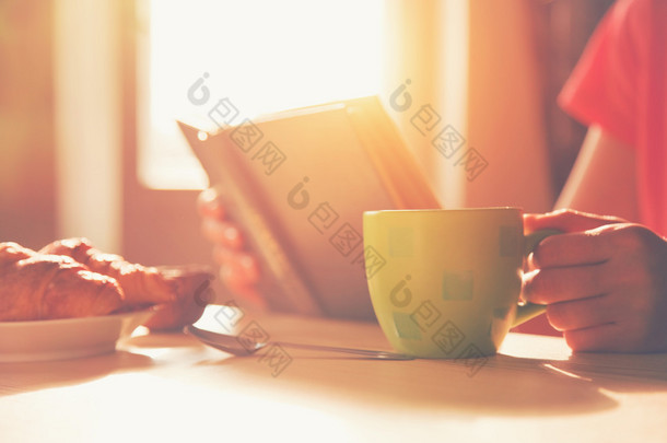 <strong>热</strong>咖啡和阅读本书在早上新鲜早餐