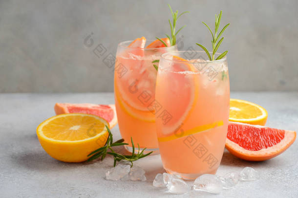 清新的柑橘和柚子，橙子和迷迭香鸡尾酒