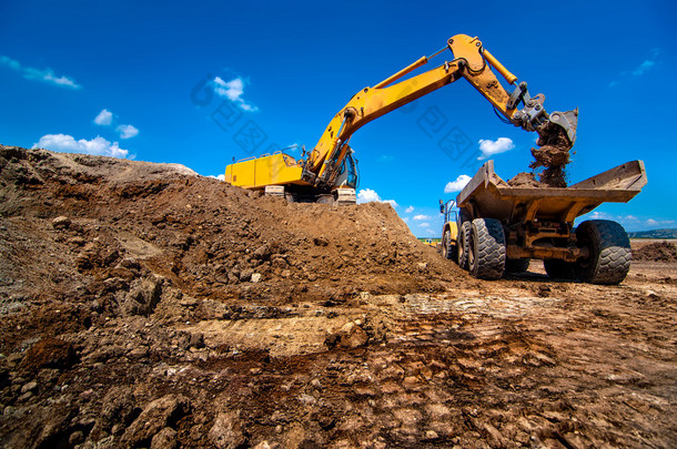 工业挖掘机装载和移动土壤<strong>材料</strong>