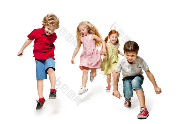 一群时尚可爱的学龄前儿童朋友一起跑