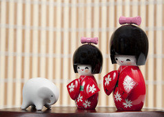 两个小日本娃娃和小大象