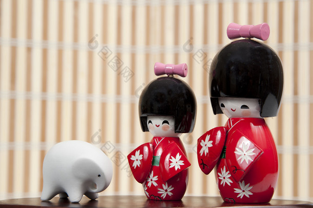 两个小日本娃娃和小大象