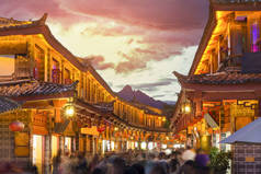 丽江古镇，晚上和拥挤的旅游.