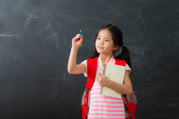 漂亮的小女孩使用手写便笺