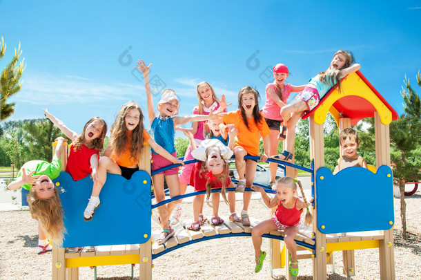 šťastné děti hrají na hřišti