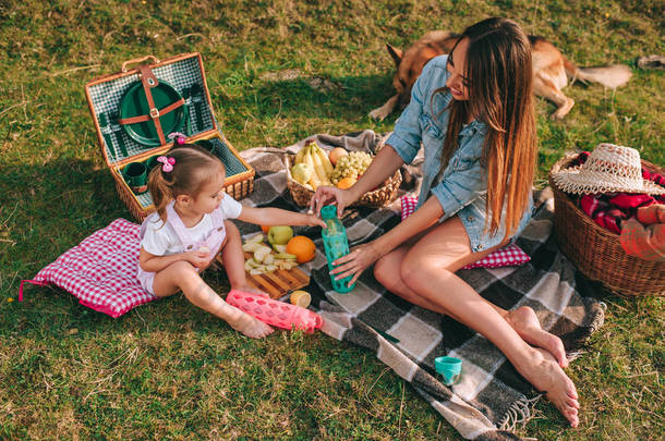 母亲和女儿在一次野餐
