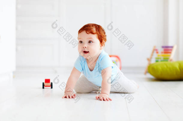 <strong>可爱</strong>的婴儿宝宝在家里的地板上爬