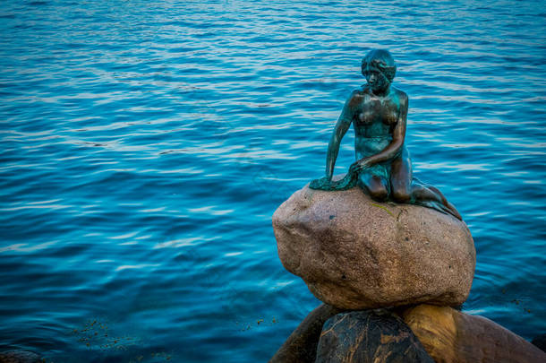 作为哥本哈根的象征，小美人鱼是<strong>一座</strong>美丽的纪念碑