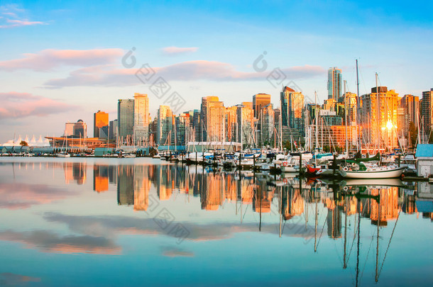 美丽的景色与港口在日落，不列颠哥伦比亚省，加拿大的温哥华天际线