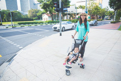 婴儿在婴儿小推车在街头的人行道上